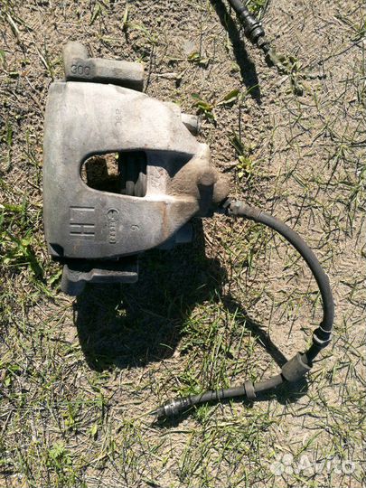 Передний левый тормозной суппорт +диск +колодки фо