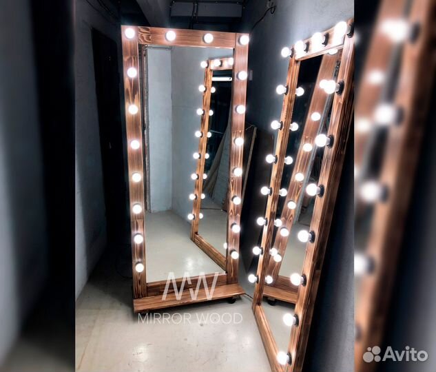 Гримерное зеркало с лампочками на подставке
