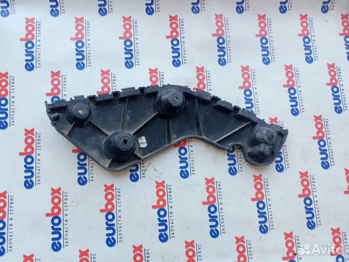 Кронштейн заднего бампера правый Nissan Terrano I