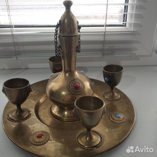 Поднос с кувшинчиком и фужерами