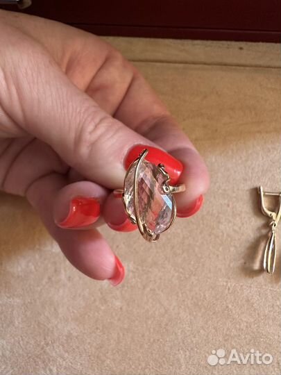 Золотые серьги с морганитом