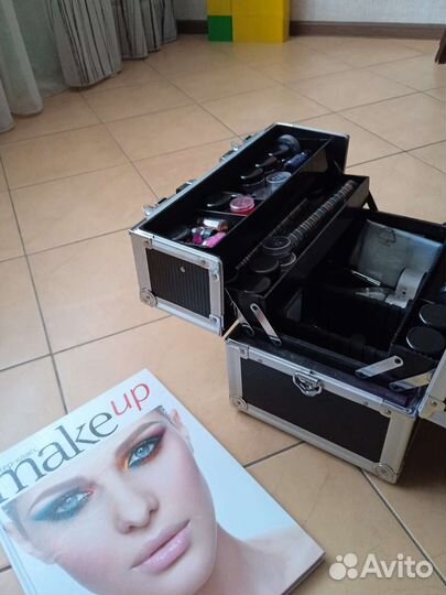 Чемодан с проф косметикой для визажистов