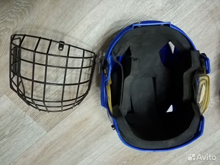 Хоккейный шлем