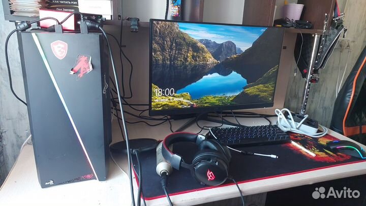 Игровой компьютер с монитором и клавиатурой