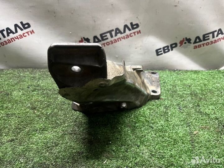 Кронштейн опоры двигателя правый Bmw 525Xi E60