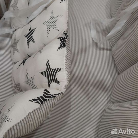 Детская кроватка с маятником и ящиком