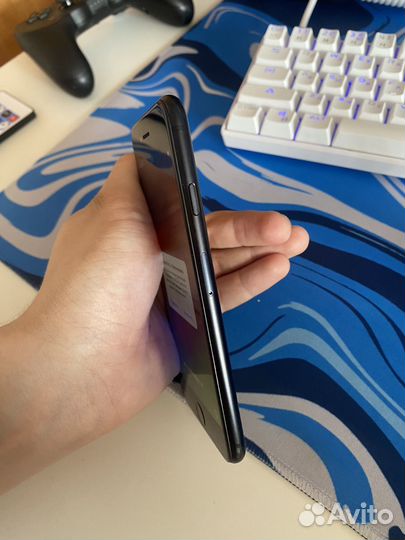 iPhone SE, 64 ГБ