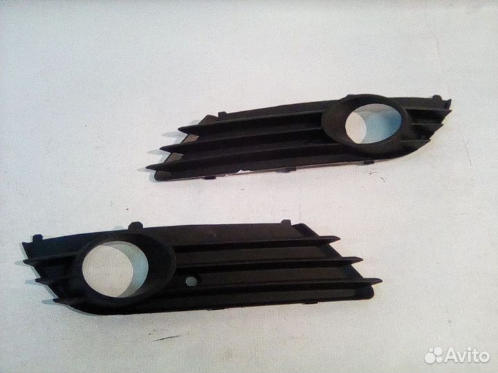 Решетка противотуманной фары Opel Astra H 2004