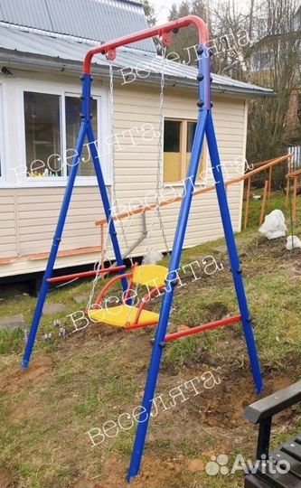 Детская уличная игровая площадка. Качели уличные