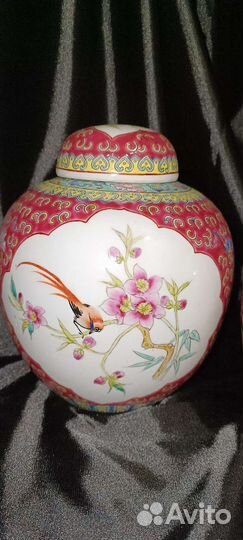 Парные коллекционные вазы 