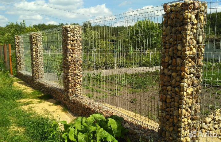 Забор металлический с металлическими столбами под