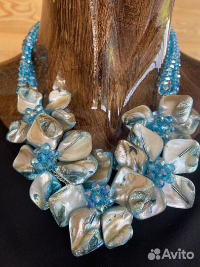 Колье из перламутра и горного хрусталя