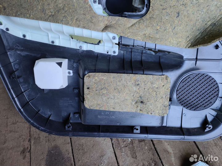 Обшивка правая передняя Ниссан Ноут