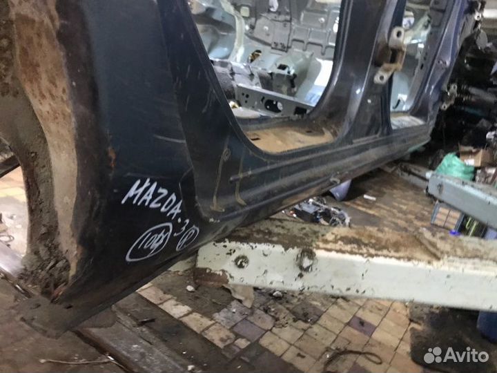 Порог со средней стойкой правый Mazda 3 седан BK