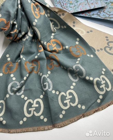 Объемный кашемировый палантин Gucci