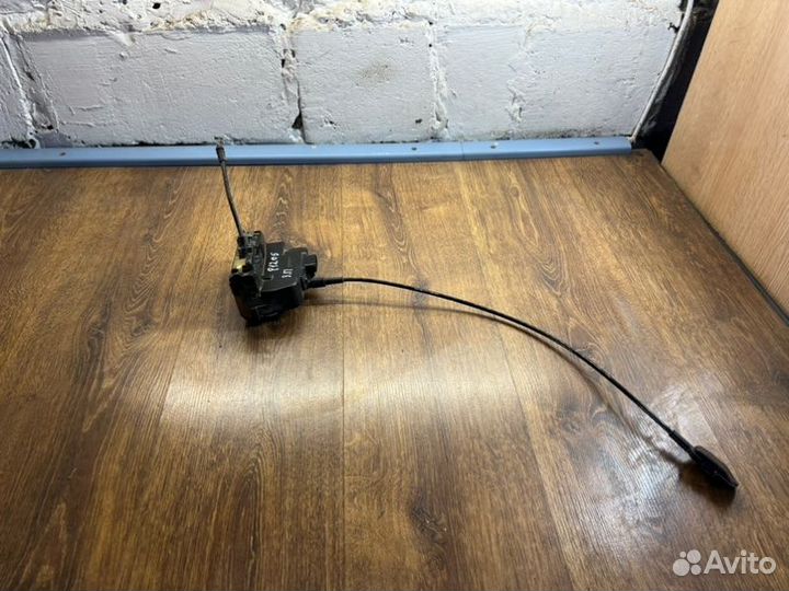 Замок боковой двери задний правый Nissan Primera P