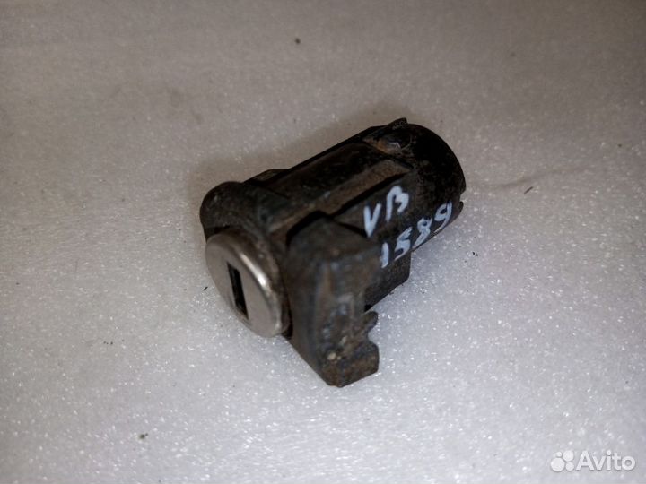 Личинка двери volkswagen golf 4 правая