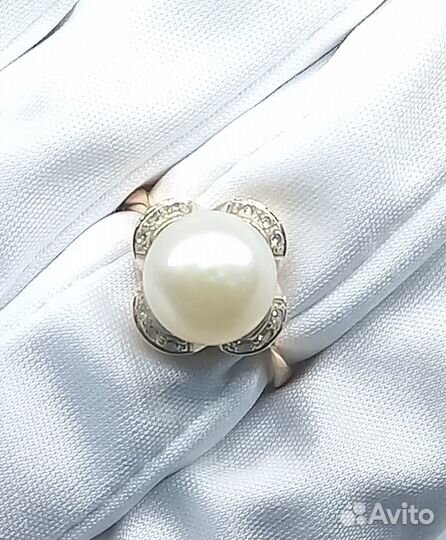 Золотое кольцо с жемчугом и фианитами 585 р.17
