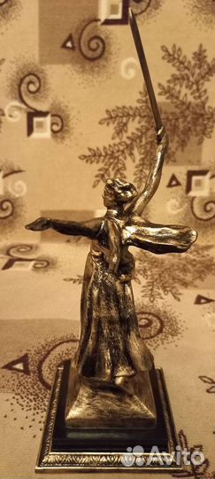 Статуэтка родина мать