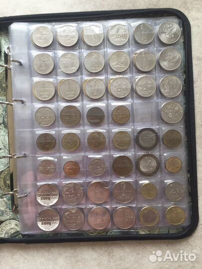 Альбом с коллекционными монетами и купюрами