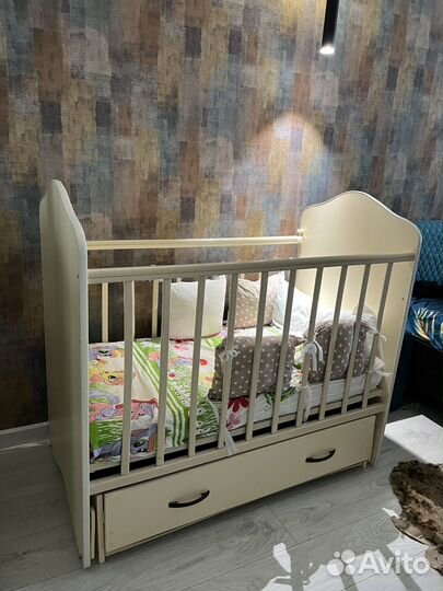 Кроватка детская с маятником