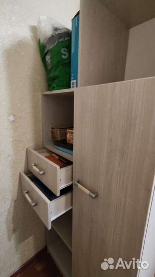 Письменный стол, шкафы, полка, часы