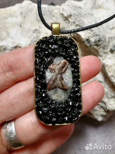 Амулет с чёрными обсидианами и ставролитом