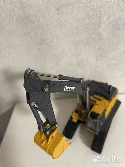 Коолекционная модель трактора Jonh Deere