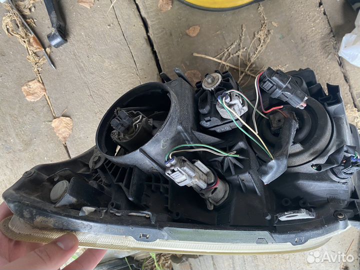 Фара toyota avensis