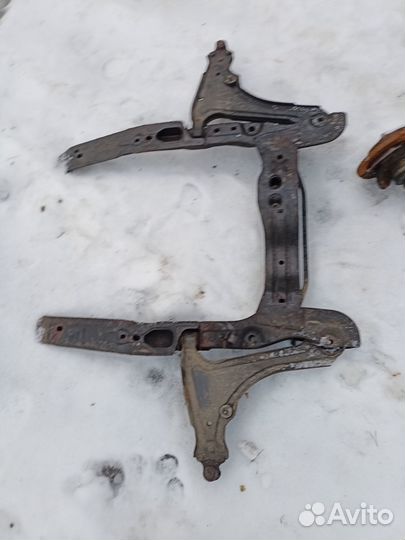 Передний подрамник на Opel Astra G