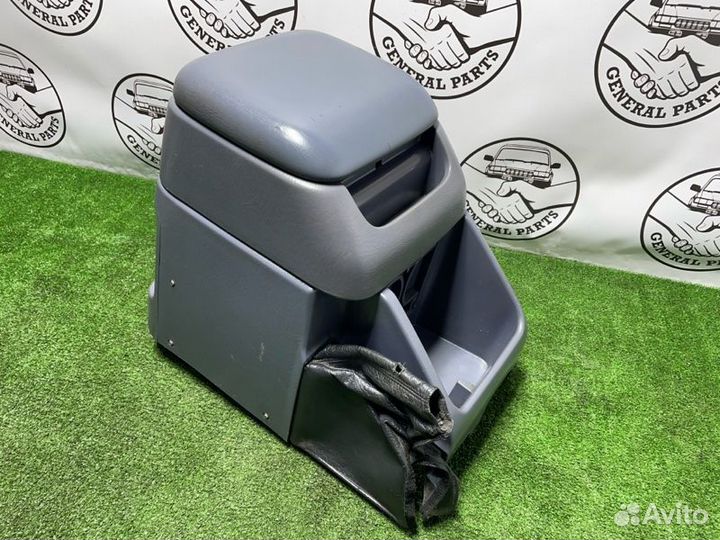 Бардачок между сиденьями Toyota Land Cruiser Prado