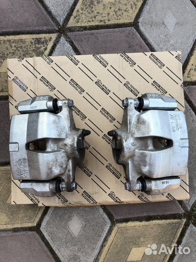 Комплект передних тормозов Toyota RAV4 V (XA50)