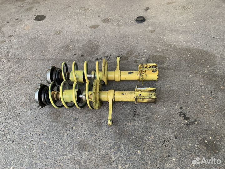 Передние стойки приора в сборе