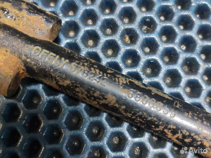 Крюк буксировочный Geely