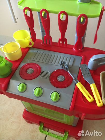 Детская игрушечная кухня