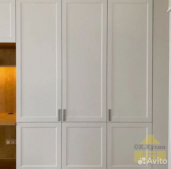 Книжный шкаф