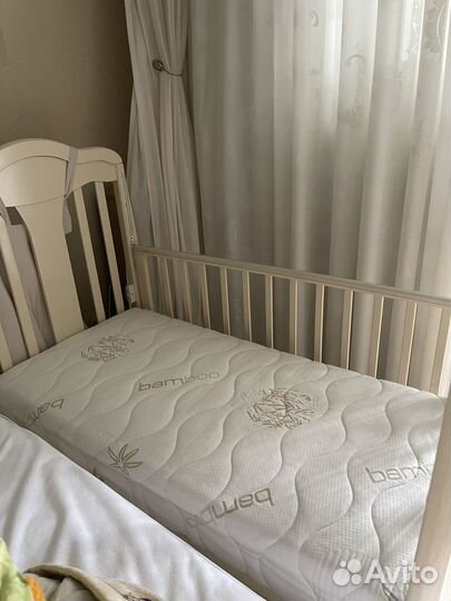 Детская кроватка с маятником