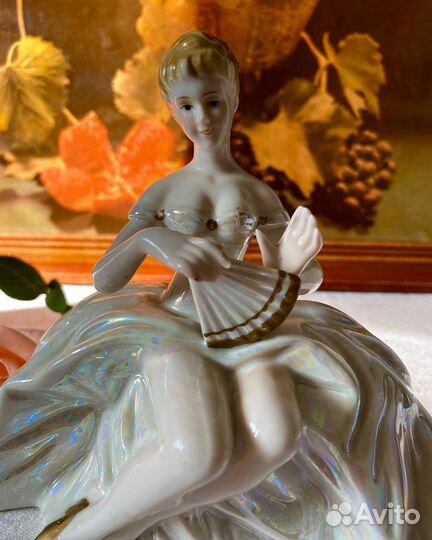 Фарфоровая винтажная статуэтка