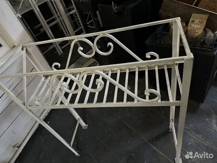 Кованная подставка для цветов уличная