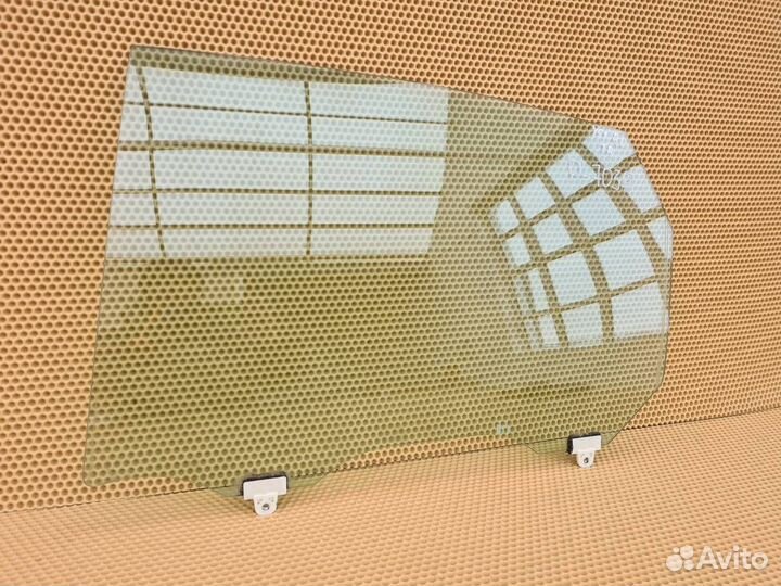 Стекло двери заднее левое Infiniti M Q70 Y51