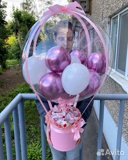 Подарок девушке с шаром и конфетами