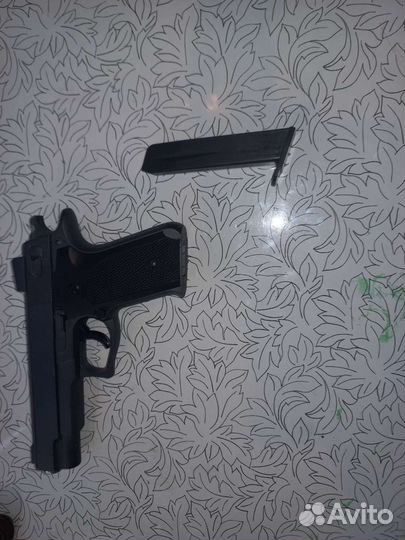 Игрушечный пистолет