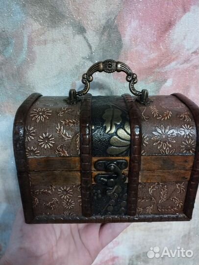 Сундук деревянный