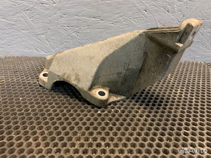 Кронштейн двигателя левый Audi A4 B7 BWE 2008