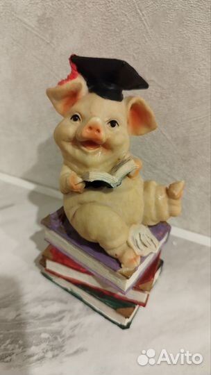 Статуэтка Ученая свинка читает
