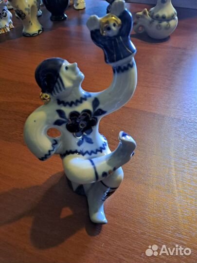 Статуэтка фарфоровая Скоморох с игрушкой