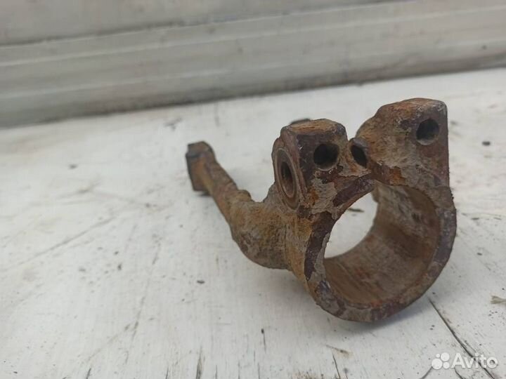 Кронштейн переднего амортизатора