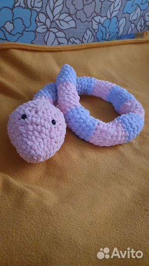 Мягкая вязаная игрушка змея