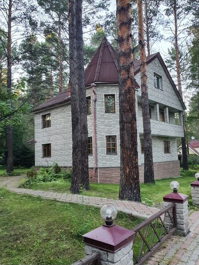 Коттедж 240 м² на участке 20 сот.