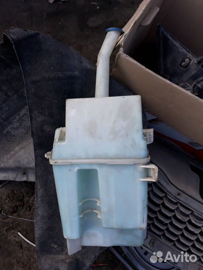 Бачок омывателя Toyota Avensis 2003-2009